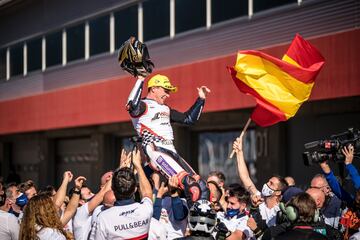 Agónica última carrera de Arenas, en Portimao, para proclamarse campeón de Moto3. El español fue el más fuerte de la parrilla todo el año, lo que demostró desde el principio, ganando las dos primeras carreras, pero la mala suerte se cebó en ocasiones con él y eso apretó la clasificación. Hasta cuatro ceros acumuló el pupilo de Aspar, tres de ellos por errores de otros. En Portugal acabó undécimo y, aunque por posiciones su título no peligró, una caída hubiera cambiado todo y ésta estuvo a punto de llegar varias veces. Consiguió el objetivo de cruzar la meta y se coronó campeón del mundo. 