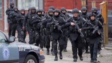 Agentes del cuerpo de elite SWAT participan en la operación de búsqueda y captura del sospechoso de los atentados de Boston.