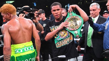 Devin Haney con el CMB del peso ligero.