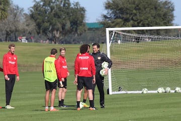 El Bayer Leverkusen entrena en el campo deportivo del Omni Resort. 