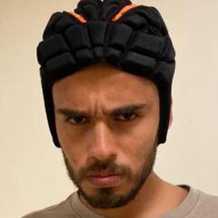 Diego Reyes usa casco protector para mandarle un mensaje a Caraglio