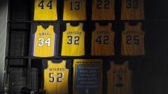 Los n&uacute;meros retirados por Los Angeles Lakers.