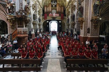 Sophia Yang lidera la ofrenda floral del Granada a la Virgen de las Angustias