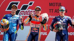 Rins, M&aacute;rquez y Maverick en el podio de Assen.