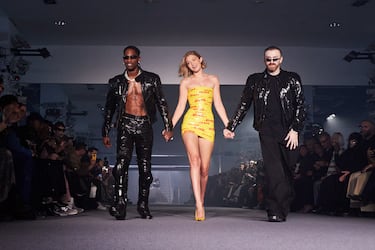 El estrambtico vestido de Gigi Hadid en la Semana de Moda de Pars hecho con cintas de embalaje