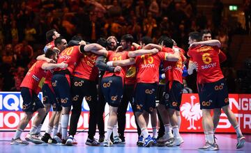 Los jugadores de la selección española celebran la medalla de oro tras ganar a Croacia por 22-20.