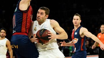 GRAF3532. VITORIA, 23/11/2018.- El jugador del Real Madrid Fabien Coseur (d) intenta entrar a canasta ante Matt Janing, de Kirobet Baskonia, durante el parido de la Liga ACB de baloncesto disputado esta noche en el Buesa Arena de Vitoria. EFE/Adrián Ruiz de Hierro