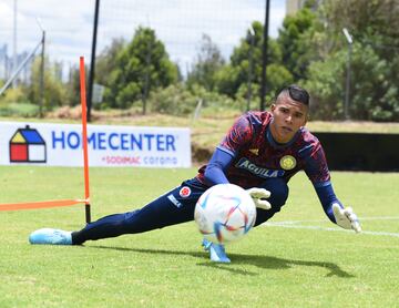Ejercicios de reacción en velocidad, gimnasio, precisión y trabajos en pelota parada, presentes en la práctica de los porteros en el microciclo de Selección Colombia