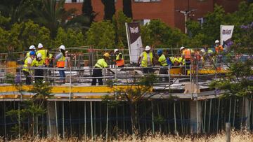 Imagen de obreros en una construcción de un edificio de Sevilla