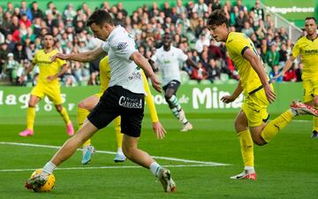 Saúl celebró renovación asistiendo a Lago Junior para abrir el marcador contra el Villarreal B.