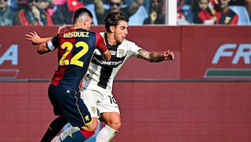 Genoa (Italy), 19/10/2025.- Genoas Mexican defender Johan Vasquez (left) and Parmas Spanish midfielder Adrian Bernabe during the Italian Serie A soccer match Genoa Cfc vs Parma Calcio 1913 at Luigi Ferraris stadium in Genoa, Italy, 19 October 2025. (Italia, Génova) EFE/EPA/Stringer