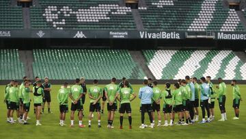 Pellegrini charla con sus jugadores en la sesi&oacute;n de hoy. 