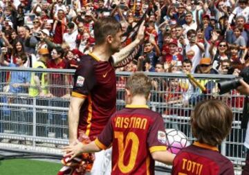 Aún no cumplidos los 40, el 7 de junio de 2016 renovó su contrato como jugador de la Roma por un año más y después firmará un nuevo contrato por 6 años como dirigente del club de sus amores.