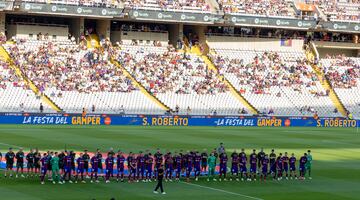 Xavi Hernández, entrenador del FC Barcelona, se dirige a los aficionados en la presentación del LVIII Trofeo Joan Gamper.