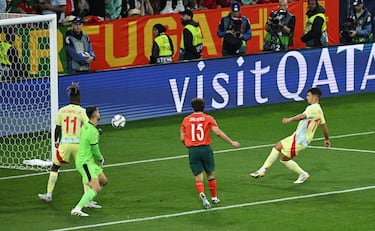 0-1. Centro de Lamine Yamal que despeja  Rúben Dias, toca João Neves y el balón le llega a Martín Zubimendi que marca a placer el primer tanto.
