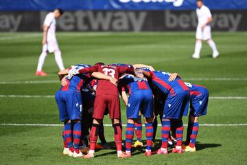 Los jugadores del Levante hacen pi?a antes del inicio del encuentro.