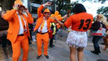 ALEGRÍA HOLANDESA. Los aficionados tulipanes celebran en Brasil la buena marcha de su selección en el Mundial.
