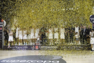 Los jugadores del Real Madrid celebran la Supercopa de España. 