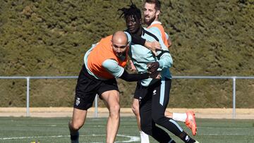 Obeng, entre Blasco y Pulido.