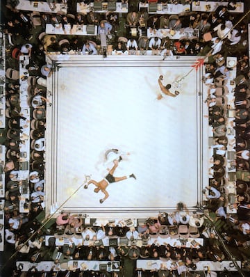 El 14 de noviembre de 1966 fue un día inolvidable para el estadio Astrodome de Houston, situado en Texas. Ese mismo día, se enfretarian dos grandes personajes del boxeos histórico por la lucha de convertirse en el campeón del mundo de pesos pesados. Muhammad Ali y Cleveland Williams protagonizarían uno de los eventos deportivos más importantes de la historia del deporte. El combate acabó con la victoria de Ali en la tercera ronda con un golpeo certero del boxeador de Kentacky en el abdomen de su rival. El combate atrajo a una multitud récord de 35.460.