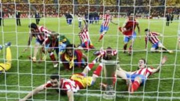 <b>ÉXTASIS EUROPEO. </b>Los jugadores del Atlético celebran su triunfo en la final de la pasada Europa League deslizándose sobre el césped del Arena Nacional de Bucarest. El Atleti cerró la competición con doce victorias consecutivas, algo nunca visto en Europa.