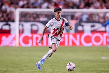 Jug una temporada en las categoras inferiores del Rayo Vallecano. Tras su paso por el Rayo Majadahonda volvi al club de Vallecas. Lleva en el centro del campo del equipo bucanero 200 partidos. Tras l, el brazalete lo lleva ?lvaro Garca.