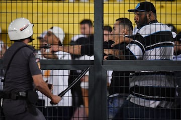 El partido entre Santos e Independiente fue suspendido a pocos minutos de final por incidentes en las tribunas del Pacaembú cuando el juego iba 0-0. Este resultado le da la clasificación a Independiente a los cuartos de final de la Copa Libertadores luego de la decisión de la Conmebol de otorgarle el triunfo 3-0 en la ida por la mala inclusión del uruguayo Carlos Sánchez.