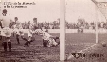 Nervión, domingo 03-02-35, 10ª Jornada; arbitró el colegiado catalán, Agustín Vilalta Bars. Gol de Simón LECUE Andrade al eterno rival, con la correspondiente celebración por parte de sus compañeros al lograr su segundo tanto. Sevilla FC-0 vs. BETIS BALOMPIÉ-3 (0-1 y 02: LECUE; 0-3, ADOLFO).