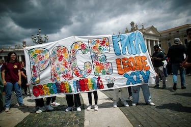 Fieles sostienen una pancarta en la Plaza de San Pedro el día de la misa inaugural del Papa León XIV.