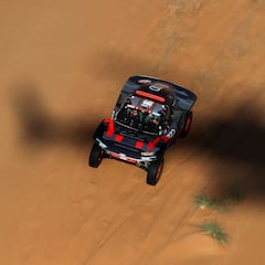 Sainz acaba a lo grande: líder y con Al Attiyah KO