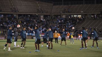 Jugadores de Comunicaciones calientan previo a un partido contra New York Red Bull.