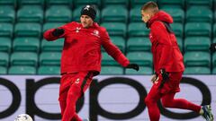 Feyenoord's Mexican forward #29 Santiago Gimenez attends a training session at Celtic Park stadium, in Glasgow, Scotland, on December 12, 2023, on the eve of their UEFA Champions League Group E football match against Celtic. (Photo by ANDY BUCHANAN / AFP)