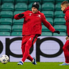 Santi Giménez, entre los mejores 100 futbolistas del mundo