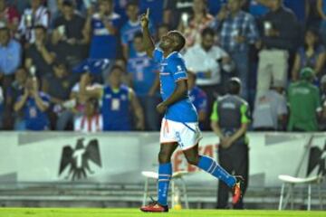 El ecuatoriano Joffre Guerrón agradece el cielo por el gol que puso el momentáneo empate 1-1.