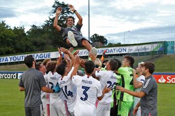 Raúl González Blanco es manteado por sus jugadores.