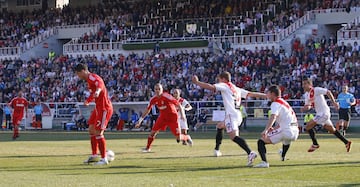 26/02/12 - En feudo del club madrileño, Cristiano se inventó esta genialidad. Un tiro de tacón raso y potente que se coló por el palo derecho del guardamete del conjunto franjirrojo.