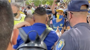 Un hincha se tira encima de Villa en su llegada a Mendoza