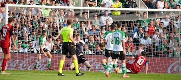 Reina hizo el tercero del Mirand¨¦s tras una gran dejada de Panichelli.
