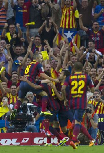 Gol 1-0 Alegria de los jugadores del Barcelona durante el partido de Liga correspondiente a la décima jornada de liga entre el Barcelona y el Real Madrid en el Camp Nou.