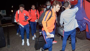Simeone no se reserva a nadie para la Copa y viajó con todo lo que tiene. En la foto, Griezmann en la llegada al AC Girona.