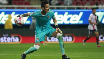 El guardameta mexicano de Chivas Guadalajara, Ra&uacute;l Gudi&ntilde;o, durante un partido.