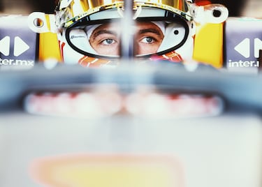 Concentración de Max Verstappen antes del inicio de la carrera del Gran Premio de Azerbaiyán.