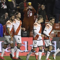 Las plantillas del Rayo se unen a la iniciativa solidaria de la afición
