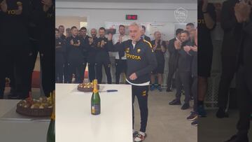 José Mourinho cumplió 60 años y la Roma se lo festejó con pastel y cántico