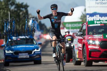 Romain Bardet a su paso por la línea de meta.