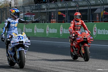 Alex Márquez y Marc Márquez tras finalizar la carrera al esprint. 