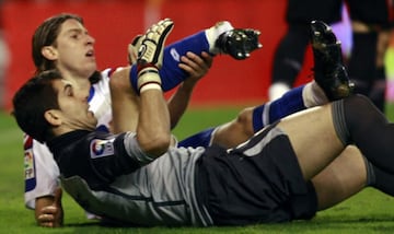Cuando Filipe Luis todav¨ªa jugada en el Deportivo de la Coru?a se rompi¨® el tobillo dejando esta escalofriante imagen.