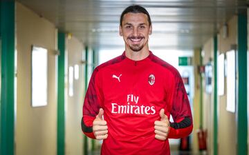 Zlatan Ibrahimovic posa con la equipación de entrenamiento del Milan para pasar el reconocimiento médico.