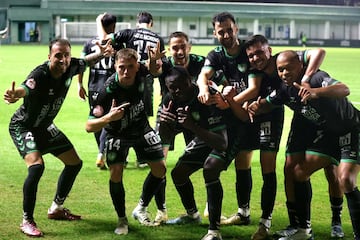 Jugadores del Antequera tras el triunfo enSevilla. A la derecha, Biabany.