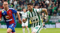 BUDAPEST, HUNGARY - APRIL 2: Angelo Sagal of Ferencvarosi TC competes for the ball with Yevgen Makarenko of MOL Fehervar FC during the Hungarian OTP Bank Liga match between Ferencvarosi TC and MOL Fehervar FC at Groupama Arena on April 2, 2023 in Budapest, Hungary. (Photo by Laszlo Szirtesi/Getty Images)